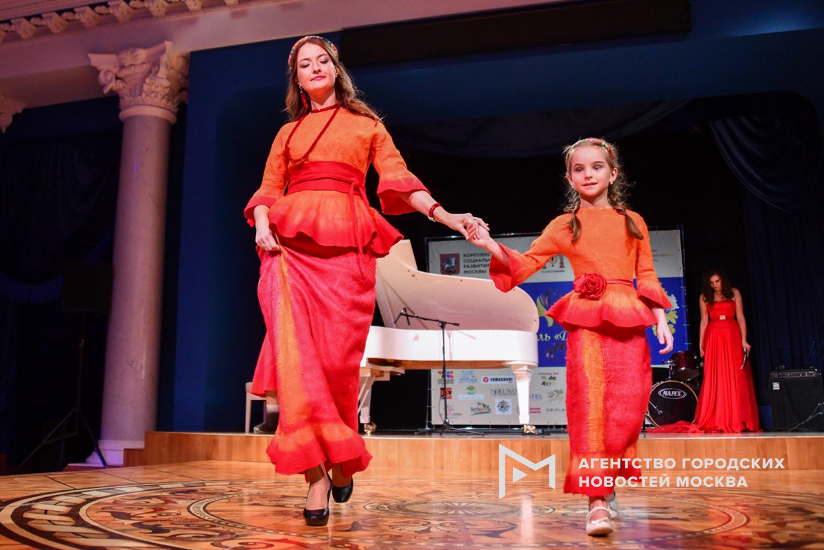 В России 30 ноября будет отмечаться День матери в честь этого праздника на ВДНХ подготовили тематические экскурсии и лекции творческие занятия и кинопоказы На главной выставке страны в частности можно будет сделать для мам подарки своими руками познакомиться с семейными традициями нашей страны и узнать о женщинах космонавтах отметила заммэра Наталья Сергунина Подпишись на Агентство Москва Мы в МАХ