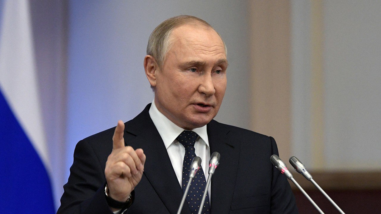 Президент России Владимир Путин поручил разработать единый стандарт поддержки многодетных семей    По поручению Владимира Путина, Правительство и Народный фронт до 1 ноября 2025 года подготовят предложения по единому стандарту господдержки для многодетных семей.    Новый подход должен включать не только адресную помощь, но и постоянные социальные привилегии, вне зависимости от уровня дохода семьи.  Новый Мелитополь подпишись