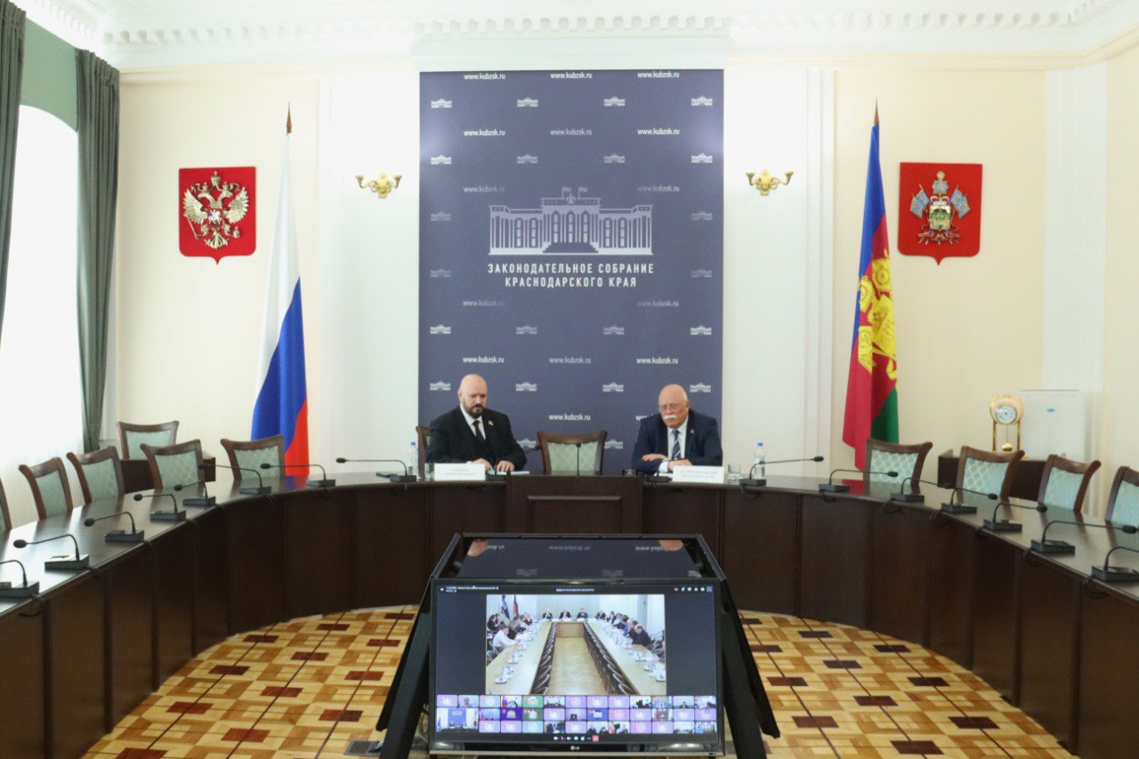 В Государственной Думе РФ под руководством Владимира Иванова состоялось заседание комитета по делам национальностей на котором ключевым вопросом стало рассмотрение результатов деятельности Федерального агентства по делам национальностей России ФАДН в 2025 году По поручению руководителя кубанского парламента Юрия Бурлачко участие в работе в режиме видео конференц связи приняли его заместитель председатель комитета ЗСК по вопросам здравоохранения и социальной защиты населения Николай Петропавловский и председатель комитета ЗСК по вопросам законности правопорядка и правовой защиты граждан Андрей Горбань С основным докладом выступил руководитель ФАДН России Игорь Баринов Он проинформировал об итогах работы Агентства в отчетном периоде подробно остановился на реализации Стратегии государственной национальной политики Российской Федерации Концепции устойчивого развития коренных малочисленных народов Севера Сибири и Дальнего Востока а также ходе пилотного проекта по созданию центров социальной и культурной адаптации иностранных граждан Члены комитета дали оценку деятельности ФАДН России отметив положительную динамику по ряду направлений а также высказали предложения по усилению работы в сферах профилактики экстремизма адаптации иностранных граждан и кадрового обеспечения государственной национальной политики Подводя итоги обсуждения председатель комитета Владимир Иванов обозначил ключевые направления требующие повышенного внимания 1 января 2026 года вступила в силу Стратегия государственной национальной политики Российской Федерации на период до 2036 года Это базовый документ определяющий цели и принципы национальной политики Принципиально важно чтобы план мероприятий по ее реализации был максимально конкретным и финансово обеспеченным Необходимо ускорить его утверждение По итогам состоявшегося обсуждения комитетом был принят ряд рекомендаций Агентству по совершенствованию дальнейшей работы