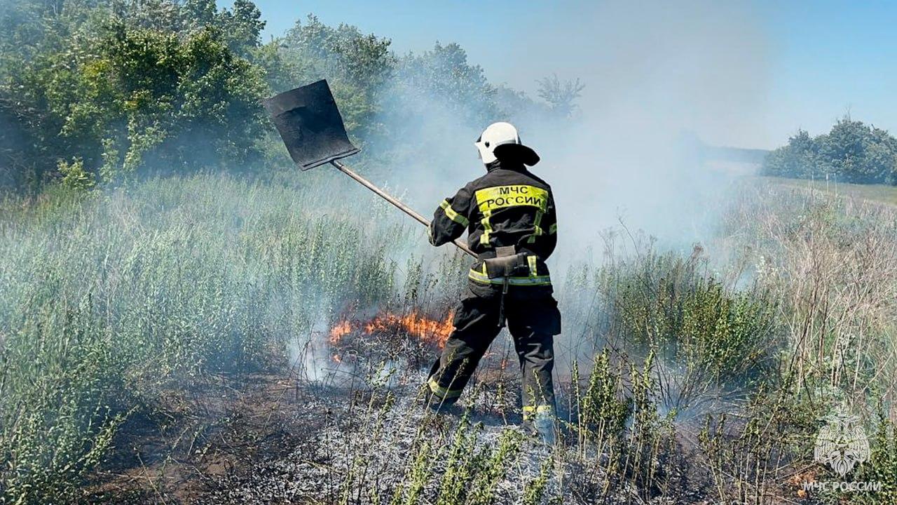 Долгое отсутствие дождей, сильный порывистый ветер, солнечная погода на территории Республики даже в октябре способствуют тому, что любая искра, упавшая в сухую траву, может превратиться в огненный шторм, уничтожающий все на своем пути. Только благодаря усилиям пожарных удается ликвидировать ландшафтные возгорания до их превращения в стихийные бедствия. На минувших сутках из 62 потушенных пожаров 50 вспыхнули в экосистеме. В 20 округах ЛНР выгорело 143 гектара сухой травы, мусора, кустарника, камыша, лесопосадки: 30 из них – в Лутугинском МО, 26 – в Славяносербском МО, 23 – в Антрацитовском МО. В Ровеньковском и Кировском городских округах пламя с пустошей перекинулось на жилой сектор, причинив немалый материальный ущерб жителям.  Основные причины: намеренное выжигание травы и неосторожность с огнем на открытых территориях. МЧС России призывает: помни, соблюдение мер пожарной безопасности в экосистеме – это залог твоего благополучия, сохранности твоей жизни и жизни твоих близких.