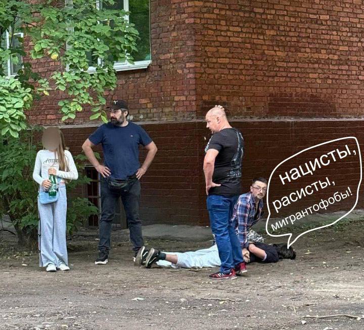 В Москвы обычный прохожий спас девочку которую пытался ограбить иностранный специалист Инцидент произошел вчера в районе Аэропорт Девочка шла по улице Коккинаки около дома 2 на неё напал прохожий По словам очевидцев это был мигрант он отнял у девочки телефон и попытался осторожно убежать Но за школьницу вступился случайный прохожий который читает замечательный канал Многонационал Мужчина догнал грабителя скрутил его и держал до приезда полиции Неравнодушный гражданин оказал самостоятельное задержание нарушителя рассказали очевидцы Телефон девочке вернули гастарбайтера забрала полиция Подписаться