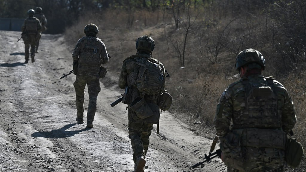 Время службы в добровольческих формированиях учтут в пенсии за выслугу лет Срок добровольческой службы на специальной военной операции зачтут в пенсии за выслугу лет сообщил на заседании с членами правительства премьер министр РФ Михаил Мишустин Президент подчёркивал что все добровольцы кто с оружием в руках отстаивает интересы России борется за неё рискует своей жизнью и здоровьем все должны быть в абсолютно одинаковых условиях Правительство последовательно решает эту задачу в том числе совершенствуя пенсионное законодательство Период пребывания в добровольческих формированиях уже засчитывается в стаж при назначении страховой пенсии по старости Теперь время такой службы будет учитываться и при установлении пенсионных выплат за выслугу лет Надо оперативно направить законопроект парламентариям чтобы уже с 1 января 2026 года этот федеральный закон вступил в силу сказал Мишустин Фото Станислав Красильников РИА Новости