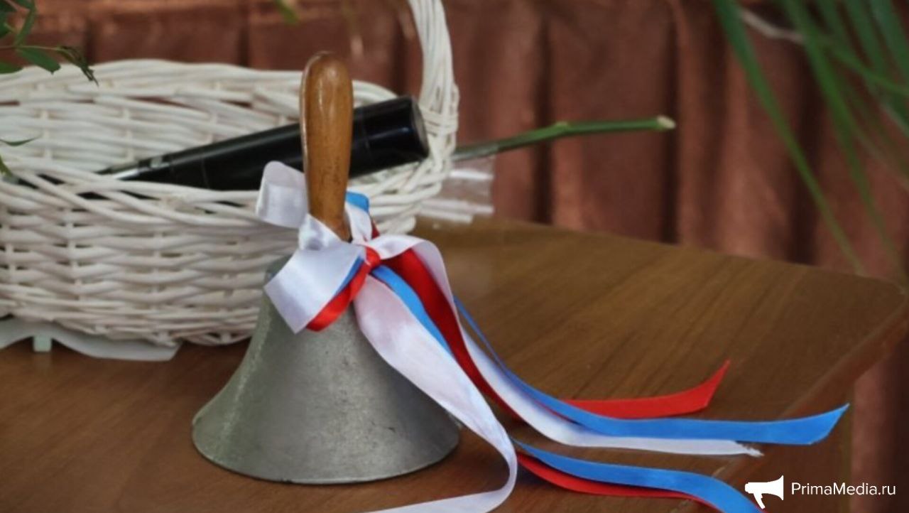 Полиция усилит контроль за порядком на выпускных вечерах в Приморье 28 июня в школах и лицеях Приморского края пройдут выпускные вечера. Чтобы обеспечить порядок и безопасность, в этот день в регионе будет работать усиленное количество сотрудников полиции, охранников, добровольных дружинников и родительских патрулей. Особое внимание уделяется сопровождению выпускников к местам встречи рассвета. Передвижение автобусов с детьми будут контролировать сотрудники ГАИ, а возле площадок торжеств будут дежурить наряды полиции. В преддверии праздника полицейские напомнили продавцам о запрете продажи алкоголя несовершеннолетним. Также, в дни выпускных нельзя продавать алкоголь и спиртосодержащую продукцию в радиусе 100 метров от мест проведения мероприятий. Ограничения будут действовать за час до начала, во время и в течение часа после окончания торжеств За нарушение правил штрафы от 1 500 рублей для граждан и до 300 000 рублей для организаций. При повторных нарушениях может наступить уголовная ответственность. PrimaMedia Прислать новость