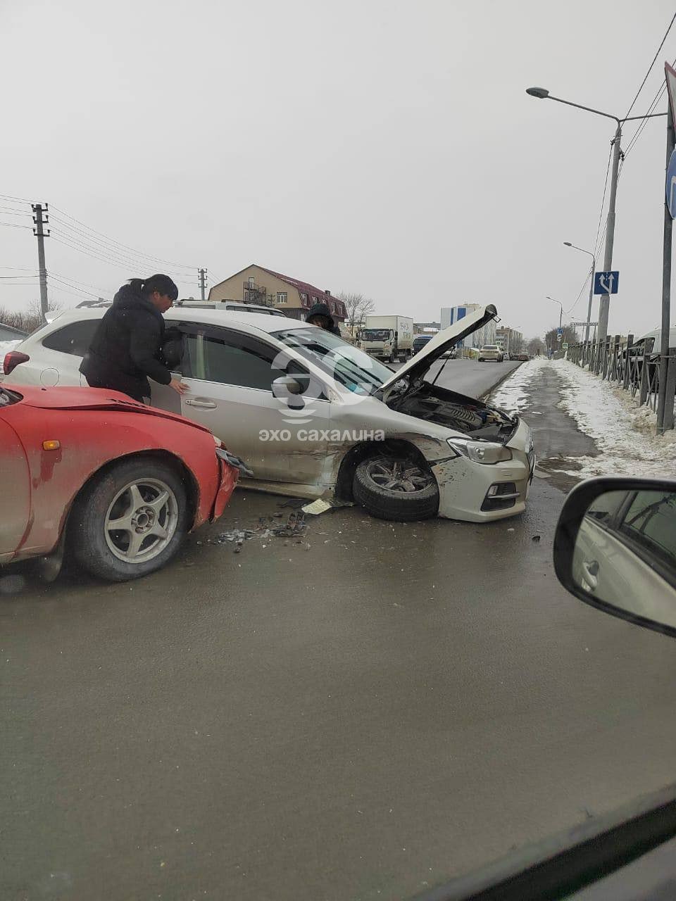 Тот самый яркий автомобиль, что нёсся по обочине в Троицком, всё-таки попал в ДТП  Комментаторы "Эхо Сахалина" сообщают, что он врезался в "Субару" в Южно-Сахалинске на улице Украинской, рядом с магазином "Тепличный".Правда, предполагают очевидцы, вина в ДТП может быть и на водителе универсала.     Эхо Сахалина. Коротко и по сути о событиях на островах.