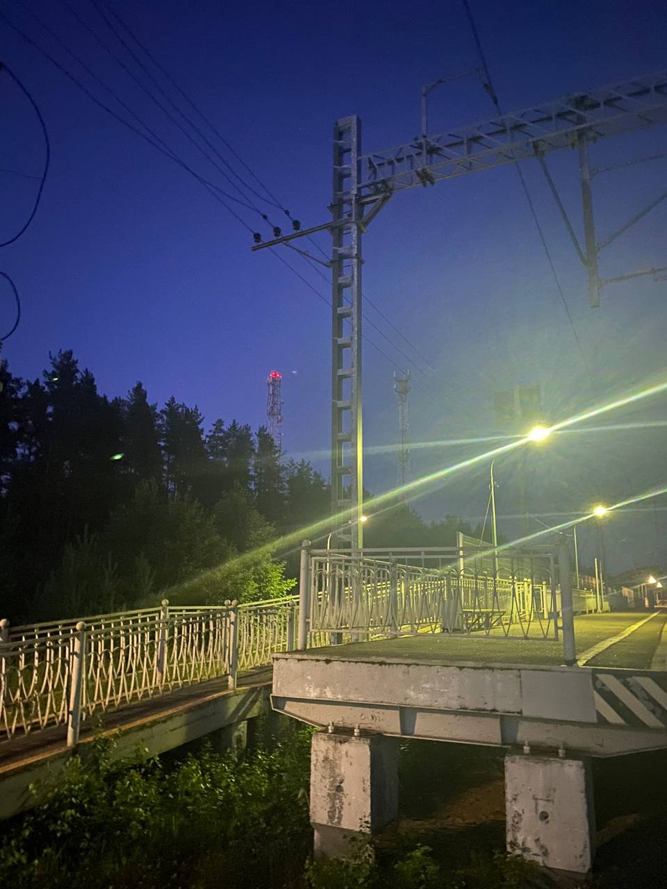 В Приозерском районе 17-летний подросток попал в реанимацию после удара током на столбе  Молодой человек получил серьезные травмы, взобравшись на электрический столб на железнодорожной станции Колосково, сообщил источник  . По предварительной информации, юноша находился на платформе с друзьями, которые и вызвали скорую помощь, когда подростка ударило током и он упал, а затем дали деру.  В это время подъехала электричка, из которой вышли местные жители, они опознали подростка и связались с его родителями. Прибывшие медики диагностировали у школьника политравму, сотрясение головного мозга, множественные переломы голени, ушиб обоих легких. В тяжелом состоянии его доставили в реанимацию.   Родители позже пояснили, что сын на лето приезжает в Приозерский район к бабушке. И что ранее с ним уже вели беседы о безопасности. Что заставило подростка взобраться на столб – пока не ясно, сам он находится без сознания и опросу не подлежит. Сейчас решается вопрос о транспортировке его в Петербург.    Северо-Западная транспортная прокуратура    Подписаться   Прислать новость