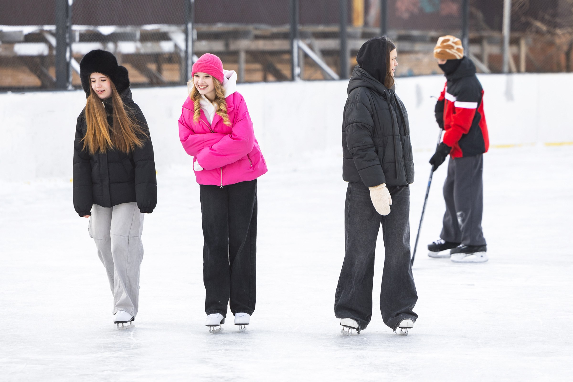 График работы катков и Русской лыжни во Владивостоке в эти выходные У горожан есть последняя возможность покататься на катке на центральной площади города он будет работать до 1 февраля включительно Также с завтрашнего дня начнет работу ледовая площадка на стадионе Авангард В связи с проведением соревнований по триатлону в эту субботу Русская лыжня откроется для посетителей в 15 30 Кроме того жители и гости города могут активно провести своё время на льду в парке имени Сергея Лазо Также для всех желающих доступны придомовые хоккейные коробки в разных районах СпортВладивостока Читайте наши новости в МАХ
