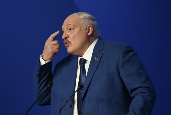 Александр Лукашенко заявил об искусственно созданном дефиците картофеля в Белоруссии «Дело было «в политике», — уточнил президент республики. «Бульбы хватало, но где-то придержали, чтобы показать, что вот президент в ценообразование вмешался, поэтому вот результат. А когда Комитет госконтроля с наручниками пришёл, на стол положил, бульба появилась», — приводит слова Лукашенко близкий к пресс-службе президента Telegram-канал «Пул первого». Весной жители республики писали в соцсетях о перебоях с поставками в магазины качественного и недорогого белорусского картофеля. Оказалось, что в текущем году сельхозпроизводители переориентировались на более выгодную «отправку продукции на экспорт». Лукашенко поручил нормализовать ситуацию, заверив, что белорусы не останутся без картофеля до нового урожая. Подпишись на «Говорит Москва»