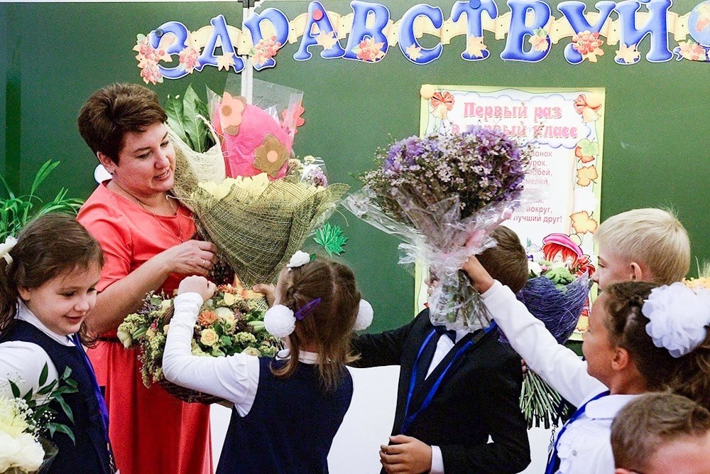 В России могут изменить лимит стоимости подарков для учителей Согласно действующему законодательству в частности статье 575 Гражданского кодекса РФ максимальный размер подарка учителю ограничен тремя тысячами рублей Этот предел был введен в начале 2000 х годов По словам первого заместителя председателя комитета Госдумы по защите семьи вопросам отцовства материнства и детства Татьяны Буцкой лимит давно утратил свою актуальность ввиду роста уровня цен В Госдуме считают необходимым скорректировать закон таким образом чтобы граждане могли выразить уважение и признательность своим педагогам подарком большей стоимости не опасаясь обвинений в нарушении закона  Буцкая также рекомендовала гражданам сохранять чеки на подарки чтобы избежать юридических проблем в будущем  Ограничения на стоимость подарков вводятся в целях предотвращения коррупции и конфликта интересов Фото РИА Новости Подписаться на Российскую газету в   Читать нас в MAX