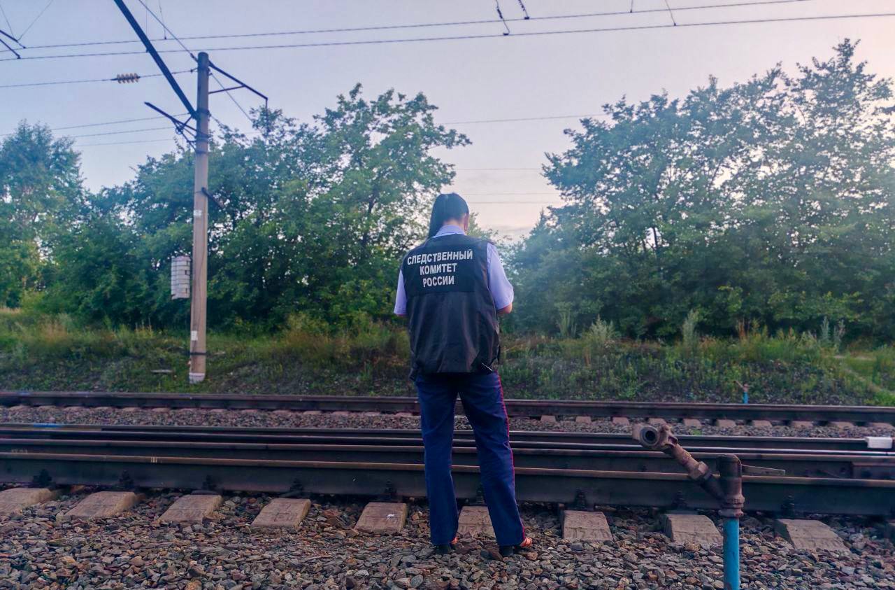 В Алтайском крае поезд сбил мужчину По предварительным данным, 20 июля около 19 часов на ПК 9 на 177 км станции Озёрки 1 главный путь грузовым поездом был травмирован мужчина, который переходил железнодорожные пути в неположенном месте. Пострадавший доставлен в медицинское учреждение, - сообщает пресс-служба Восточного МСУТ СК России. Следователем Барнаульского следственного отдела на транспорте Восточного МСУТ СК России проводится доследственная проверка по признакам преступления, предусмотренного ч. 1 ст. 263 УК РФ нарушение правил безопасности движения и эксплуатации железнодорожного транспорта .