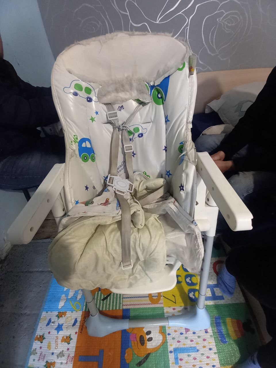 Перед судом предстанет жительница Васильевского района, обвиняемая в гибели 2-летнего мальчика Васильевским межрайонным следственным отделом СУ СК России по Запорожской области завершено расследование уголовного дела в отношении 28-летней жительницы села Великая Белозерка Каменско-Днепровского муниципального округа Запорожской области. Она обвиняется в совершении преступления, предусмотренного ч. 1 ст. 109 УК РФ причинение смерти по неосторожности . Следствием установлено, что утром 3 марта 2025 года обвиняемая посадила двухлетнего сына в детское кресло, пристегнув его ремнями безопасности, и, оставив без присмотра, отошла в соседнюю комнату для приготовления пищи. Вернувшись через непродолжительное время, она обнаружила ребёнка без сознания. Прибывшие сотрудники скорой медицинской помощи констатировали его смерть. Согласно выводам судебно-медицинской экспертизы, смерть мальчика наступила в результате сдавления органов шеи петлёй. В ходе следствия обвиняемая в полном объеме признала вину. Следователями СК России собрана достаточная доказательственная база, в связи с чем уголовное дело с утверждённым обвинительным заключением направлено в суд для рассмотрения по существу.