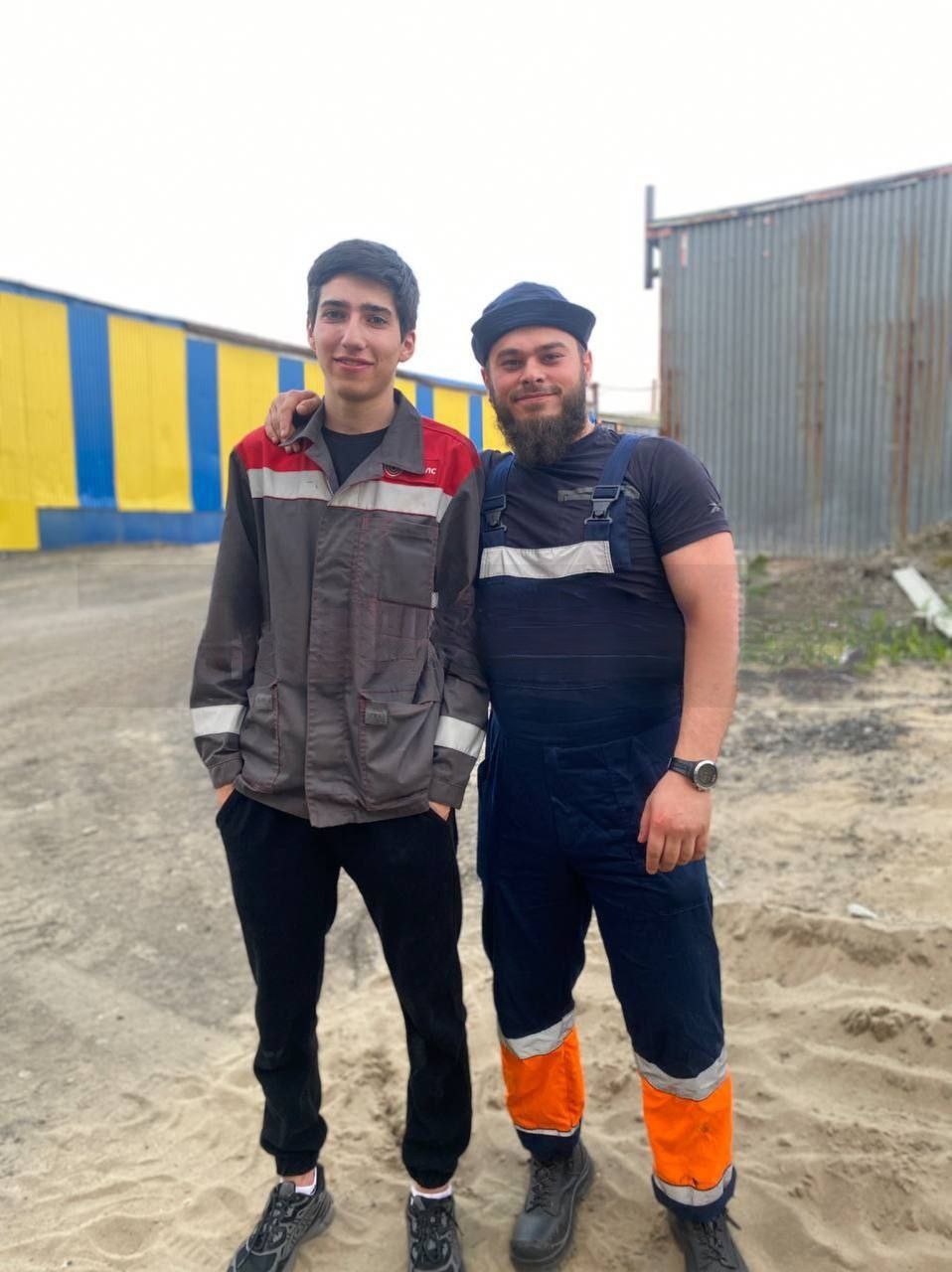 Рабочие Амир и Камал спасли девушку в Норильске.  Была глубокая ночь. Парни занимались укладкой асфальта, когда увидели сидевшую на окне девушку. Амир с товарищами сразу же начали её успокаивать.  В какой-то момент она повисла на одной руке и вот-вот могла упасть.  Камал поднялся и пролез с соседнего балкона на помощь девушке. Схватил за руку и вытащил.  Спасибо, ребята