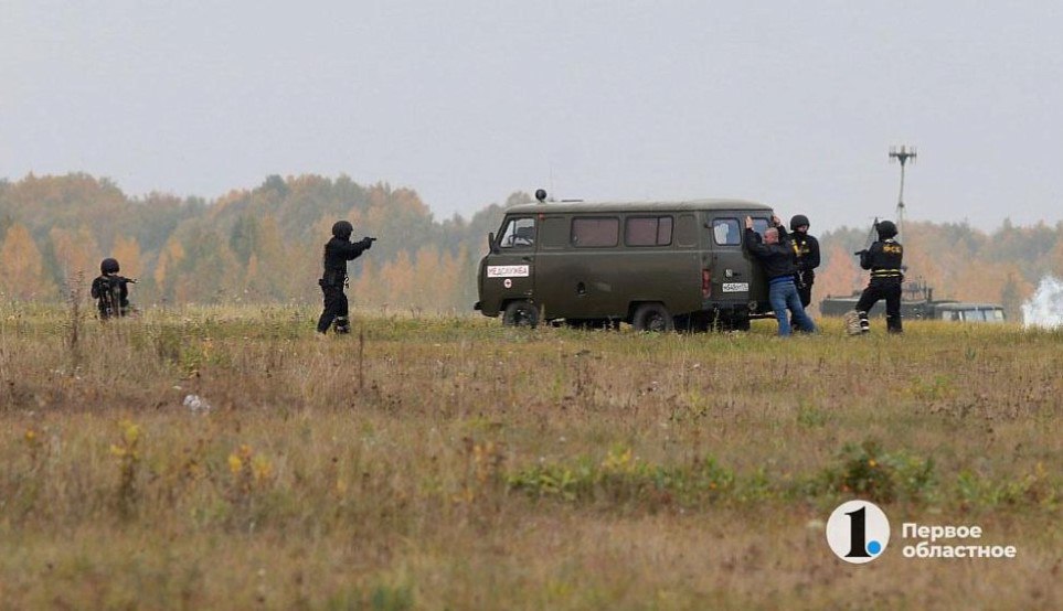 Ученые из Челябинска заставили армейский автомобиль ездить без мотора ЮУрГУ представил уникальную разработку способную кардинально повысить живучесть армейских автомобилей Речь идет о резервном гибридном приводе который позволяет технике продолжить движение и уйти в безопасное место даже после полного выхода из строя штатного двигателя Первый экспериментальный образец уже успешно прошел ходовые испытания на базе обычного легкового автомобиля Новая технология не только спасет технику но что главное жизни экипажей Подписаться Прислать новость Подпишись на МАХ