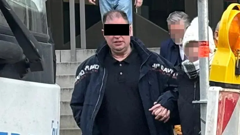 В Германии полицейского обвинили в сотрудничестве с итальянской мафией В Штутгарте перед судом предстал офицер полиции из Баден Вюртемберга которого обвиняют в разглашении служебной тайны и содействии преступной организации По версии следствия 47 летний Эрик Р помогал клану Ндрангета из Калабрии и проверял для его участников данные в полицейской базе Это дело связано с операцией в марте 2025 года когда немецкие и итальянские следователи раскрыли группу которая под чужими именами заказала в Фелльбах продукты и машины для пиццы на сотни тысяч евро но не оплатила их Как утверждает обвинение затем эти товары перепродавали владельцам пиццерий которых предварительно запугивали Во время той операции выдали 34 ордера на арест один из них в отношении самого полицейского Следствие считает что Эрик Р ждал от одного из обвиняемых ответной услуги После того как ему не дали повышение он как говорится в обвинении жаловался на начальника и сказал что тому надо как следует набить морду В ответ собеседник из мафии предложил устроить нападение а полицейский сообщил маршрут по которому его начальник каждый день ездил на велосипеде До нападения дело не дошло руководителю предоставили охрану Защита в свою очередь утверждает что обвиняемый полицейский находился в невменяемом состоянии из за маниакально депрессивного расстройства BILD Russian