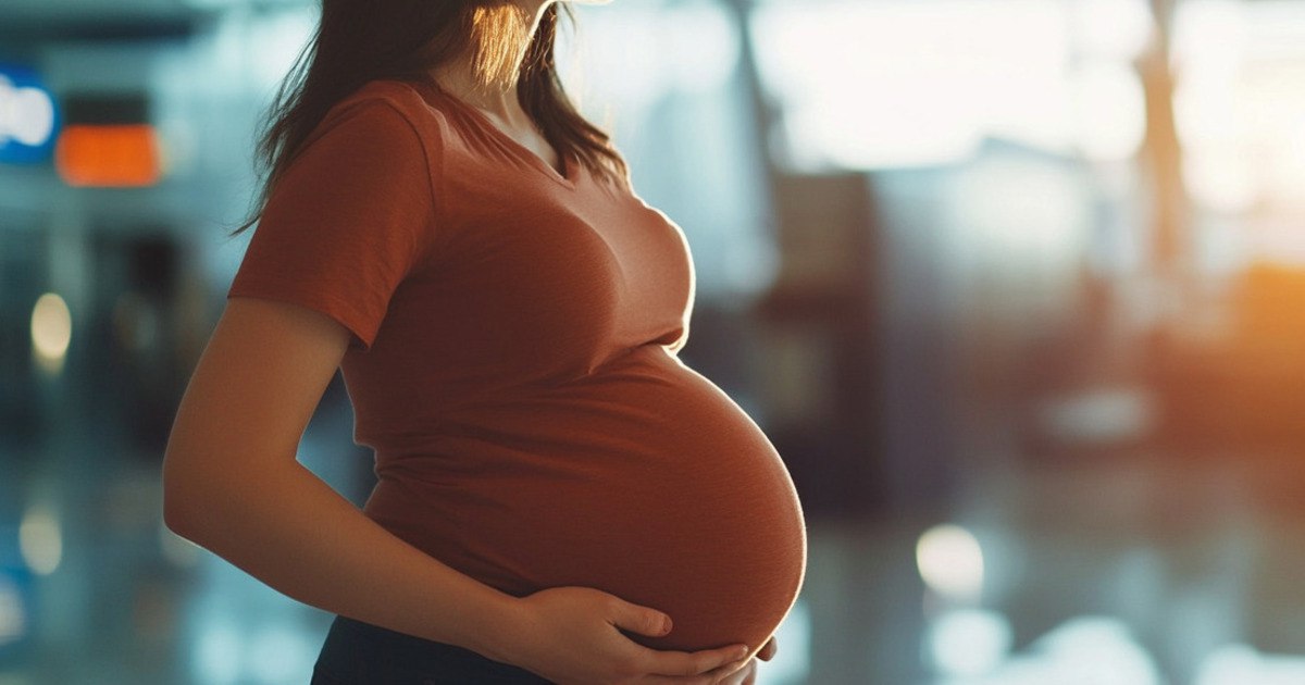 Более 90 тысяч рублей Минтруд изменил расчёт пособия для беременных студенток Минтруд повысил пособие по беременности и родам для студенток очной формы обучения Об этом сообщила первый заместитель министра труда и социальной защиты РФ Ольга Баталина на заседании Совета Евразийского женского форума Для поддержки женщин которые обучаются по очной форме обучения увеличили по поручению президента размер пособия по беременности и родам Теперь за базовую величину для расчёта принимается не стипендия а прожиточный минимум в регионе В результате размер пособия в среднем по стране превышает 90 тысяч рублей сказала Баталина