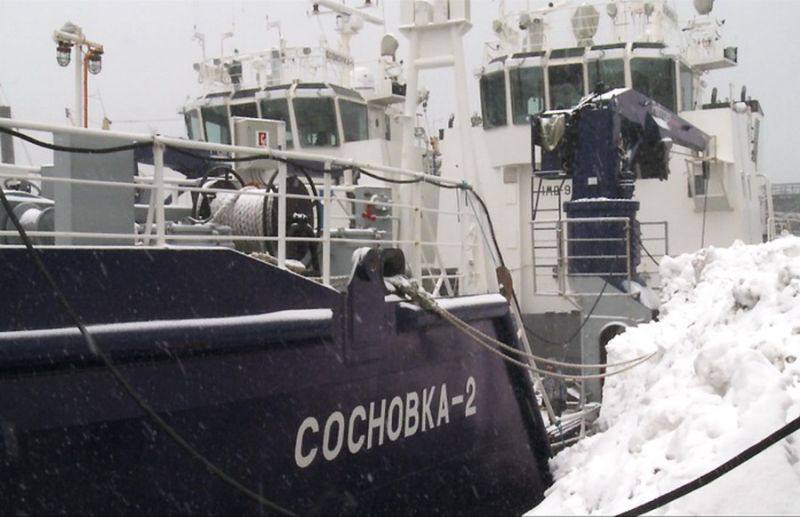 В Усть Камчатске баржа Сосновка 2 вышла из строя из за заклинившего винта Судно не может перевозить грузы и людей через протоку Озерная требуется водолазное обследование На время ремонта его заменит баржа Камчатка 2 Подписаться Предложка Чат