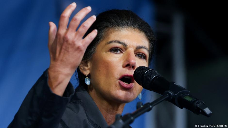 Сара Вагенкнехт уходит с поста председателя партии BSW Она отказалась выдвигать свою кандидатуру на пост главы партии Союз Сары Вагенкнехт BSW на грядущем партийном съезде в декабре Вместо этого Вагенкнехт возглавит новую Комиссию по основным ценностям BSW которая займется уточнением идейного профиля партии Ожидается что преемником Сары Вагенкнехт на посту председателя должен стать депутат Европарламента Фабио де Мази Ранее руководство Союза Сары Вагенкнехт решило переименовать партию в Союз за социальную справедливость и экономический разум BSW считается пророссийской партией призывает к уступкам Москве ради окончания войны в Украине и выступает против поставок оружия Киеву dwglavnoe