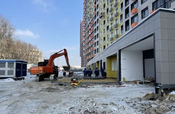 Недостроенный корпус апартаментов в составе скандального ЖК Царицыно может быть снесен по решению суда Строительная готовность изначально не превышала 38 а работы там фактически не велись Стоимость демонтажа недостроя эксперт оценивает в 45 50 млн руб Неурегулированными при этом останутся права более чем 461 дольщика Городские власти могут выплатить им компенсации или построить альтернативный объект Проект потребует вложения 2 4 2 6 млрд руб и вряд ли привлечет коммерческого девелопера ЖК Царицыно Ъузнал