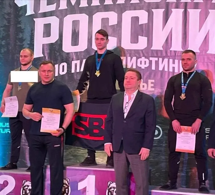 Калужские пауэрлифтеры установили рекорды на чемпионате России В Екатеринбурге прошел чемпионат страны по троеборью откуда наши спортмены вернулись с 4 медалями и обновленными рекордами Илья Маричев стал чемпионом страны в весовой категории до 74 кг Представитель СШ Спартак установил сразу три новых рекорда в приседе 355 кг в тяге 335 кг и в сумме 932 5 кг на 24 5 кг выше рекорда мира Он стал чемпионом и в абсолютной категории Дарья Ефимцева завоевала два золота в весовой категории свыше 84 кг На счету спортсменки СШ Спартак еще один новый рекорд России в жиме 237 5 кг сообщили в минспорта в области Наш канал в MAX Прислать новость