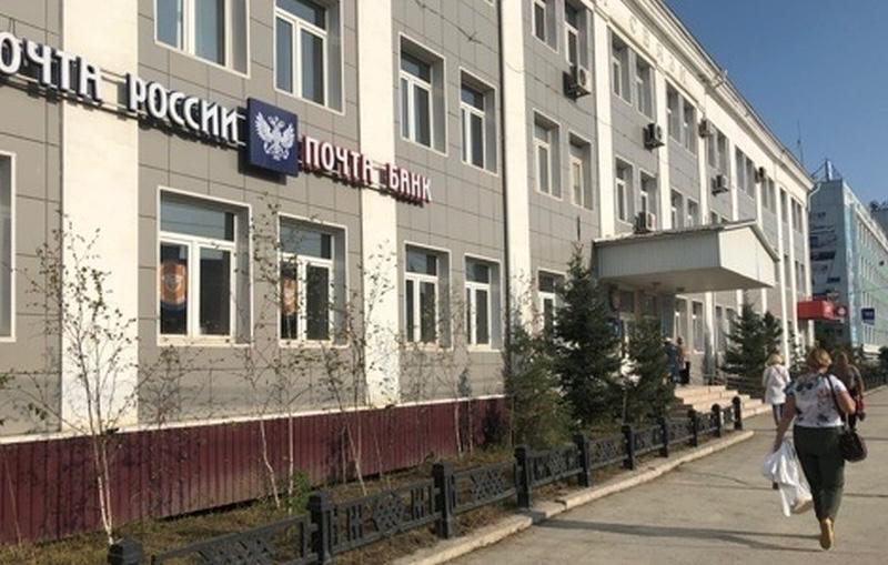 Якутянка заявила что оформила кредит под влиянием мошенником и попросила суд признать его недействительным Жительница Якутска гр Б обратилась в городской суд с иском к АО Почта Банк о признании кредитного договора недействительным указывая на то что 19 03 2024 г она под влиянием обмана оформила потребительский кредита 480 тысяч рублей на 4 года и процентной ставкой 24 9 в год Так 18 03 2024 на ее телефонный номер через приложение Telegram поступило сообщение от ее директора о том что произошла утечка персональных данных и с ней должны связаться представители структур Далее ей стали звонить сотрудники ФСБ и сообщили о том что с целью выявления злоумышленников ей необходимо тайно оформить кредиты и перевести деньги на указанные сотрудником счета Когда она заподозрила неладное написала директору о том что под именем директора был сообщник мошенников даже не подозревала и спросила не мошенники ли это на что получила ответ что все под контролем с директором тоже связывались и она должна выполнять все поручения в точности как велят Так образом она вынужденно оформила кредит полученные денежные средства в размере перевела по указанным реквизитам путем внесения наличных денежных средств через банкомат Намерений получить кредит и реальной возможности распорядиться кредитными средствами по договору потребительского кредита не имела На основании постановления следователя СУ МУ МВД России Якутское от 19 09 2024 г ГБУ Якутский республиканский психоневрологический диспансер проведена психолого психиатрическая экспертиза согласно которой гр Б в момент совершения инкриминируемого деяния неустановленными лицами находилась под влиянием приемов психологического манипулирования Но Якутский горсуд 4 декабря в иске отказал разъяснив что заемные денежные средства получены гр Б лично в банке который предпринял все меры для надлежащего исполнения обязательства при той степени заботливости и осмотрительности какая требовалась по характеру обязательства и условиям оборота Нарушений Банком правил оказания услуг в том числе касающиеся безопасности судом не выявлено Доказательств введения гр Б в заблуждение при получении кредита либо обмана со стороны банка суду не представлено Также суд отметил что у банка отсутствовали основания полагать что оформление кредитного договора происходит против воли и без согласия гр Б в отсутствие фактов и доказательств свидетельствующих о введении в заблуждение работниками ответчика или того что работники банка были осведомлены об обмане наличия каких либо обстоятельств которые могли бы вызвать у сотрудников банка сомнения в волеизъявлении истца не установлено в связи с чем оснований для удовлетворения заявленных исковых требований у суда не имеется Подписывайтесь на ТР в MAX ВКонтакте Telegram