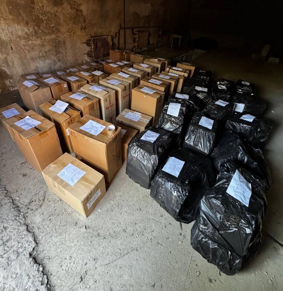 Крымчанку оштрафовали на 470 тысяч рублей за покупку большой партии сигарет без маркировки Предприниматель из Ленинского района приобрела табачные изделия без акцизных марок для продажи. Она хранила их в своём гараже, сообщили в прокуратуре Крыма. «Незаконная деятельность женщины выявлена и пресечена сотрудниками органов внутренних дел», — уточнили в ведомстве. Суд приговорил женщину к штрафу, также на автомобиль осуждённой наложен арест. Фото: прокуратура Крыма Крым 24
