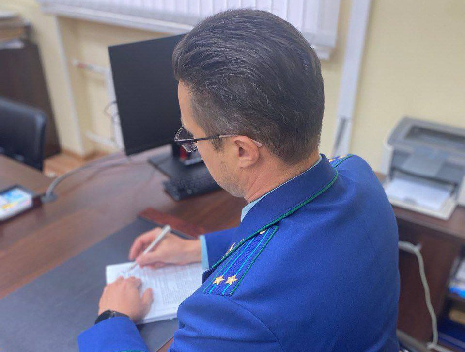 Томича будут судить за неправомерный доступ к персональным данным граждан их блокировку и модификацию Прокуратура Ленинского района г Томска утвердила обвинительное заключение по уголовному делу в отношении 26 летнего местного жителя Он обвиняется по ч 5 ст 187 УК РФ неправомерный оборот средств платежей ч 2 ст 272 УК РФ неправомерный доступ к компьютерной информации По версии следствия в период с августа 2024 года по июль 2025 года томич приобретал анонимные SIM карты и регистрировал их на граждан чьи персональные данные получал из нелегальных источников Таким образом он завладел 80 учетными записями на портале Госуслуги и сменив пароли и изменив данные лишил их законных владельцев доступа к ним Затем используя приложение Госключ он создавал электронные подписи и продавал их вместе с SIM картами в интернете Кроме того в 5 случаях молодой человек используя чужие цифровые личности дистанционно оформил платежные карты банка которые сбыл в интернете неустановленным лицам по 1 5 тыс рублей каждая Вину в содеянном обвиняемый полностью признал в отношении него избрана мера пресечения в виде подписки о невыезде и надлежащем поведении Уголовное дело направлено в Ленинский районный суд г Томска для рассмотрения по существу