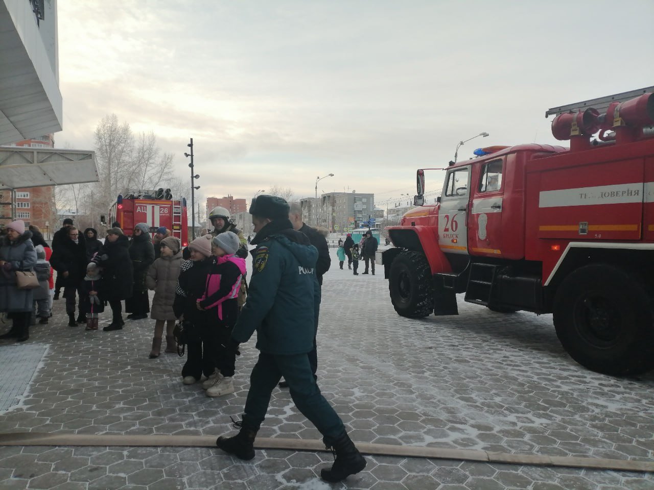 Более 600 человек эвакуировано из ТКЦ «Братск-Арт» после сообщения о минировании  В Братске из театрально-концертного центра «Братск-Арт» эвакуируют людей, сообщают местные паблики.  По данным мэра Братска Александра Дубровина, охране поступил звонок от неизвестного мужчины о минировании.  «Информация доведена согласно алгоритму. Ситуация под контролем правоохранительных органов. Доклады получаю ежеминутно», — написал Дубровин в телеграме.  Эвакуировано 665 человек, в том числе 395 детей.  Фото: «Про Братск»  ВКонтакте     Подписаться  Прислать новость  Помочь бустами