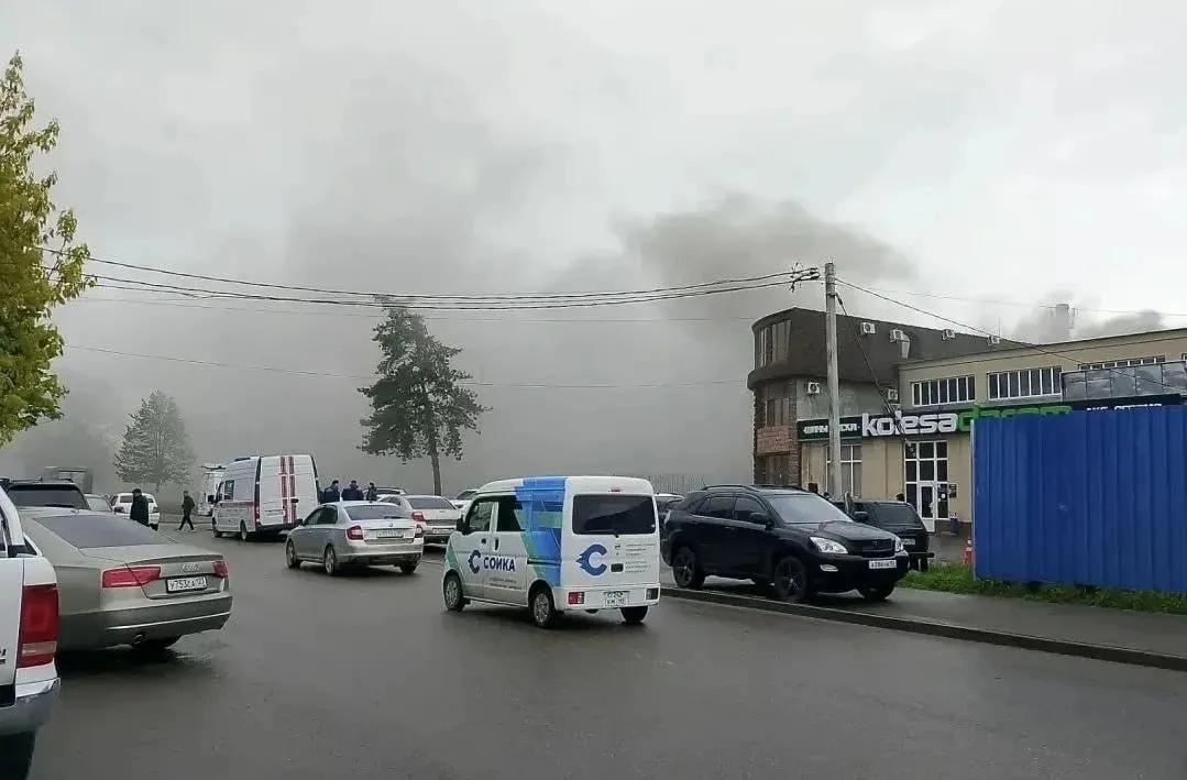 Три человека пострадали при пожаре в магазине ЧП произошло в Армавире на улице Энгельса 59 3 Загорелся магазин Светофор По предварительным данным всему виной короткое замыкание В настоящий момент оперативные службы ведут работу по локализации пожара сообщили в администрации города Пострадали трое работников магазина Их доставили в больницу   Быть в курсе Мы в MAX