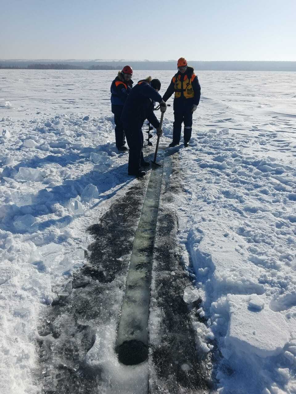 В Минусинском районе бурят лунки для спасения рыб  В краевом учреждении «Спасатель» рассказывают, что к концу зимы снижается концентрация кислорода в воде, что может привести к гибели обитателей рек и озер. Чтобы такого не допустить, специалисты делают лунки и вмораживают туда растительность. Стебли сухих растений помогут проводить воздух в воду и сохранят жизнь рыбам.  Такие спасательные операции накануне прошли на озерах Большой Кызыкуль и Кутужеково.  Фото: КГКУ «Спасатель»