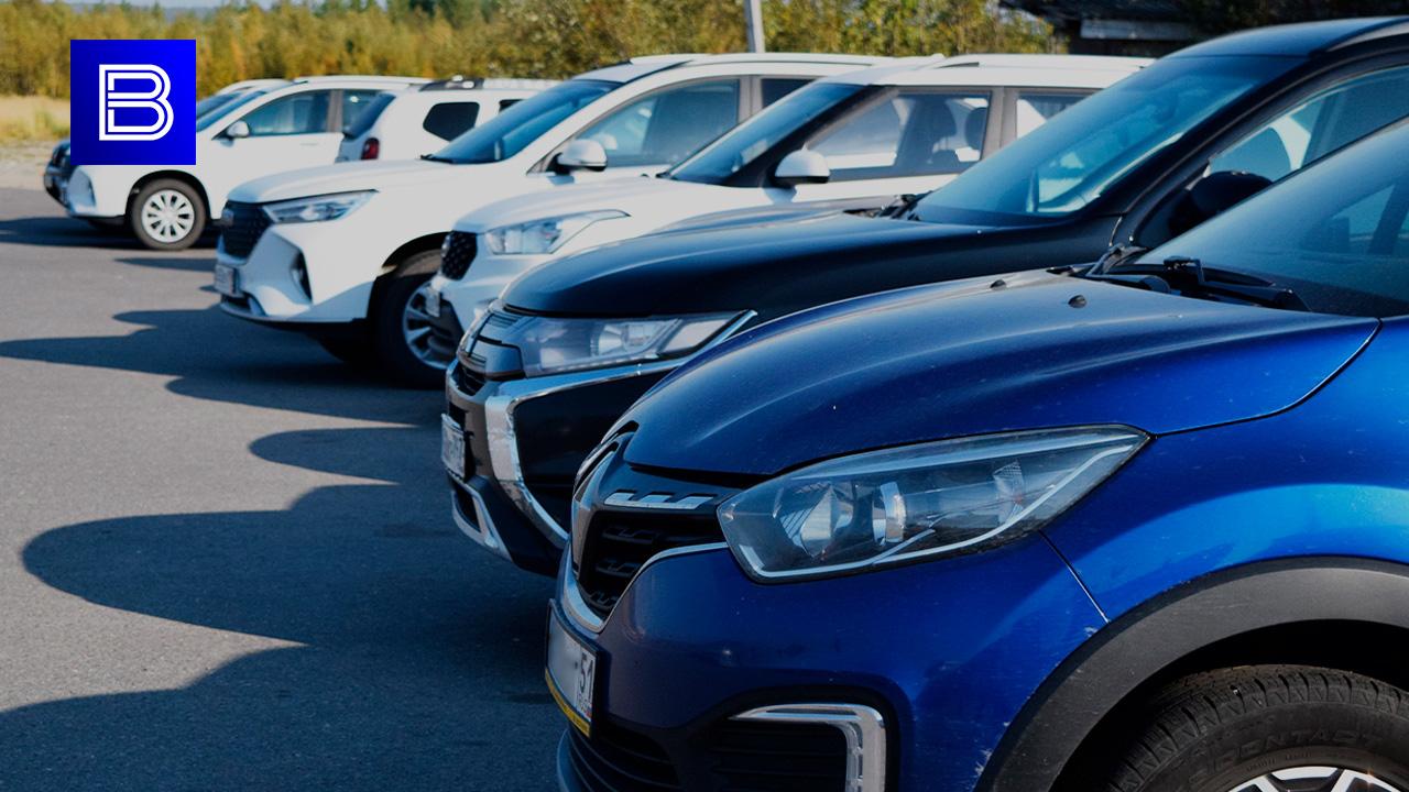 Мурманчанин проехал 80 метров на чужом Audi и заработал "уголовку"  Хозяйка автомобиля заявила в полицию, не обнаружив машину на парковке у магазина на улице Лобова. Правоохранители установили личность подозреваемого в угоне. 32-летнего северянина доставили в отдел полиции, где он признал свою вину. Со слов задержанного, он заметил, что иномарка не закрыта, сел в салон, запустил двигатель с кнопки, проехал около 80 метров вдоль улицы и бросил машину. Мотив своего поступка мужчина объяснить не смог. Возбуждено уголовное дело.    Подпишись — Вести Мурман