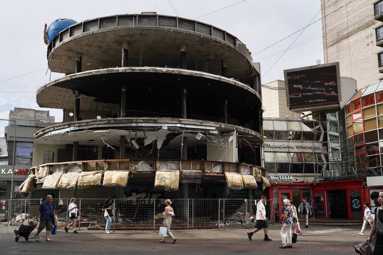 Суд отменил запрет на завершение сноса ТЦ Макси Сопот у метро Приморская Об этом сообщил комитет по контролю за имуществом ККИ Суд отказал по иску бывшему арендатору земельного участка Якову Перкаль Проворному и снял обеспечительные меры Детали Сейчас ККИ ждет публикации судебного акта Если владелец откажется сам демонтировать ТЦ Смольный закончит снос здания В январе на первом заседании Закса в этом году спикер Александр Бельский сравнил полуразрушенное здание торгового центра с новыми территориями Контекст ТЦ МаксиСопот у метро Приморская начали разбирать в июле прошлого года В ККИ заявили что участок был сдан в аренду под временный павильон а капитальное строительство на нем не допускалось Собственник здания компания Союз Инвест подала иск в арбитражный суд потребовав признать иск незаконным Здание уже успели разобрать наполовину В сентябре ГАТИ продлила ордер на ограждения вокруг ТЦ до апреля 2026 года Фото Бумага Подписывайтесь на Бумагу и предлагайте новости