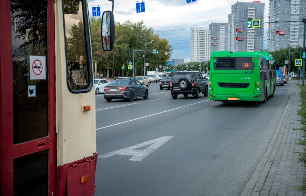 В Челябинске появятся новые выделенные полосы для общественного транспорта  В 2025 году в Челябинске планируется организация выделенных полос для общественного транспорта на части улицы Братьев Кашириных, проектируется выделенная полоса на широкой части улиц Бейвеля и Чичерина.  Об этом сообщил в своем телеграм-канале заместитель министра дорожного хозяйства и транспорта Александр Егоров.  Эти мероприятия направлены на улучшение работы популярных маршрутов, в частности, автобуса № 64.   «Сейчас маршрут лишь на 17% покрыт выделенками. Этого недостаточно для его стабильной работы. Поэтому в 2025 году планируется организация ВП на части улицы Бр. Кашириных, проектируется ВП на широкой части ул. Бейвеля и ул. Чичерина с добавлением дополнительной полосы переразметкой», - уточнил замминистра.