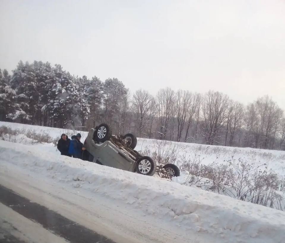Калужские троллейбусники вытащили семью из снежного плена Крутые поступки случаются не только в кино Сегодня на маршруте 41 настоящими героями стали водители Владимир Баринов и Владимир Глюзь Мужчины заметили автомобиль съехавший в кювет и не раздумывая бросились на помощь К ним оперативно присоединились другие неравнодушные водители которые не теряя времени начали расчищать снег вокруг машины чтобы открыть двери пишет Типичная Калуга Благодаря слаженным и быстрым действиям команды из автомобиля были успешно эвакуированы ребенок женщина и мужчина К счастью все они не получили серьезных травм и чувствуют себя хорошо Наш канал в MAX