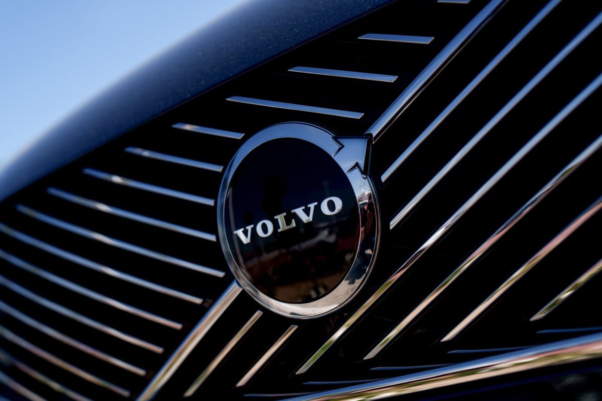 Прибыль Volvo Cars во II квартале упала почти втрое  По итогам II квартала 2025 года компания отразила в финансовом отчёте операционную прибыль 2,9 миллиарда шведских крон  чуть менее 300 миллионов долларов , тогда как за тот же период 2024-го фирма заработала около 8 миллиардов крон. Глава компании Хакан Самуэльссон связал падение с непростой ситуацией на рынке, но заявил, что дела Volvo постепенно налаживаются.  Руководитель Volvo Cars отметил, что на спрос на автомобили продолжают влиять макроэкономическая ситуация, ужесточение конкуренции и неопределённость, обусловленная изменениями в глобальной тарифной политике. Однако прибыль компании снизилась главным образом не по этим причинам, а из-за высоких расходов на реструктуризацию.  План по оздоровлению компании предварительно оценён в 18 миллиардов крон. По словам Самуэльссона, он уже начал оказывать положительный эффект, но полномасштабное воздействие принимаемых мер начнёт ощущаться с 2026 года.