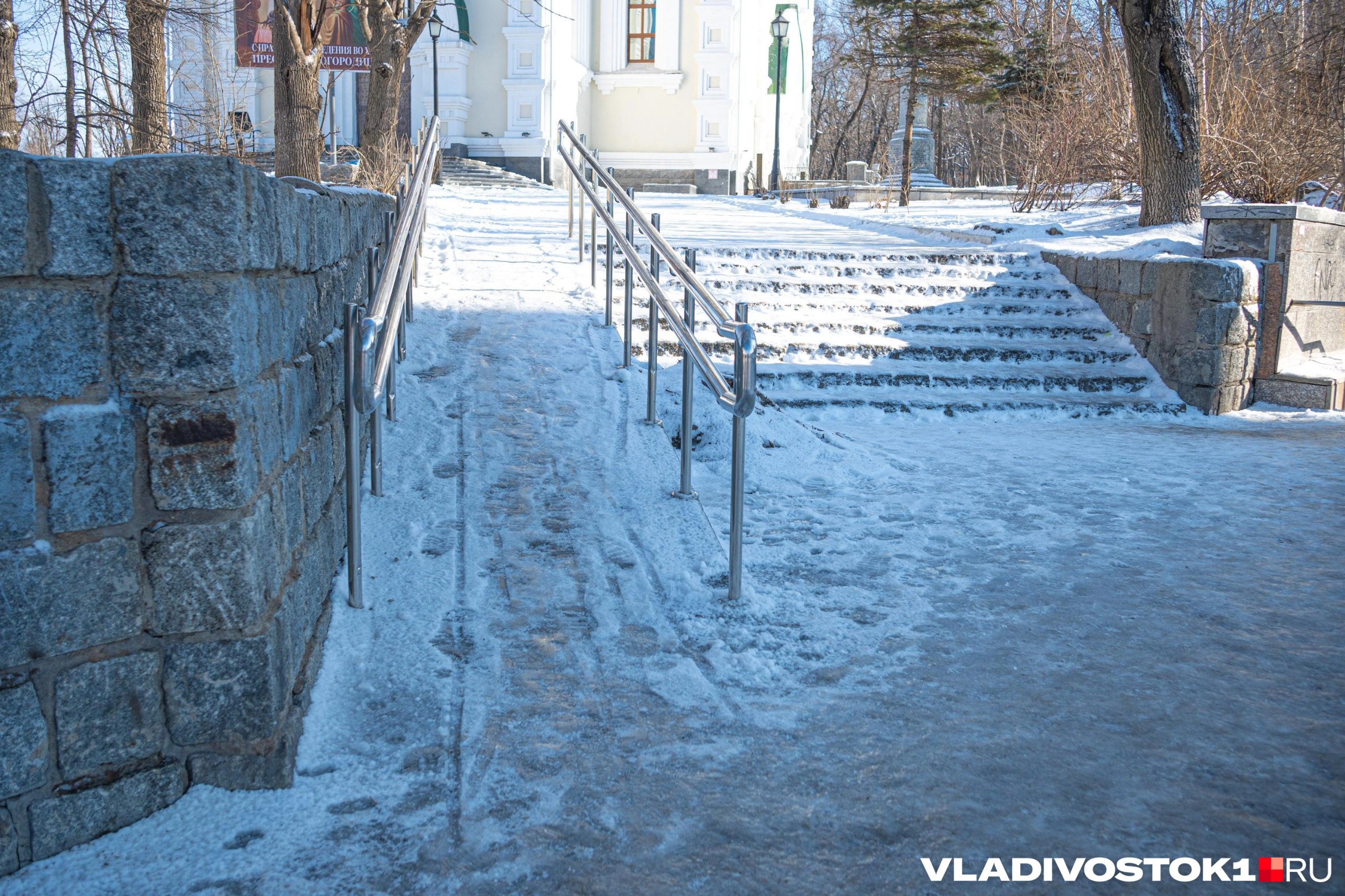 Сотрудники администрации и прокуратуры Владивостока провели совместный рейд в ходе которого выявили множество нарушений у управляющих компаний Фрунзенского района города ответственных за очистку придомовых территорий Толстый слой льда не обработанного реагентами или песком обнаружили на улице Острякова 7а а на Океанском проспекте 76а и 70 дворы оказались завалены снегом На месте не оказалось ни дворников ни специальной техники Специалисты сфотографировали снег и лед а также составили акты которые обязывают управляющие компании обеспечить уборку придомовых территорий определенных в кадастре до твердой поверхности Теперь управляйкам грозят штрафы от 80 тысяч рублей так как они должны иметь противогололедный материал инвентарь и свободных рабочих которые обязаны почистить территорию в течение суток после выпадения осадков На вывоз снега и льда даются трое суток Сообщить о проблемных участках в том числе на придомовой территории можно в Единую дежурную диспетчерскую службу Владивостока по номеру 2222 333 Подписаться