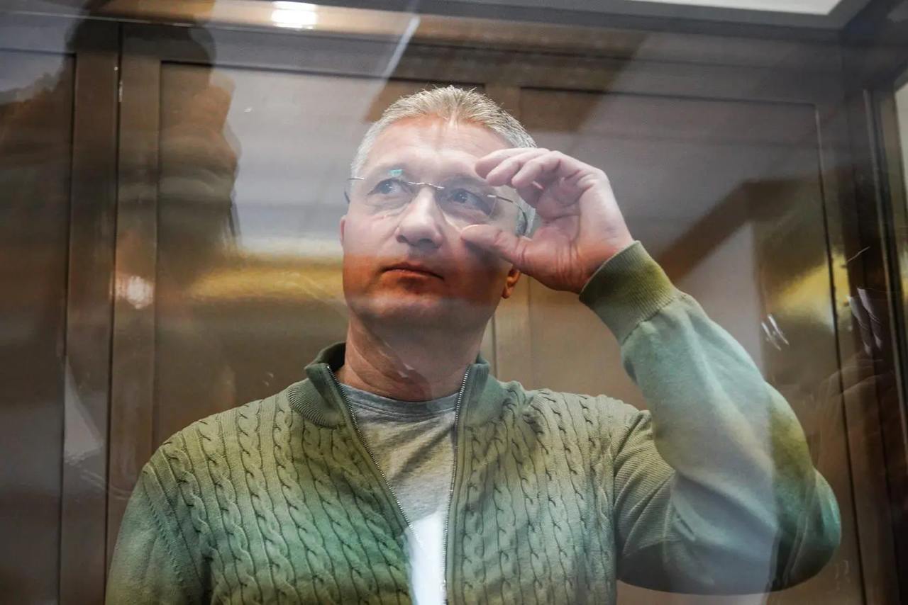 В деле экс-замминистра обороны Тимура Иванова появился аграрный след.    Новый эпизод взятки связан с договором о поставках агрокомплексом "Русское село" в розничные магазины овощной продукции, включая горошек, огурцы, томаты и томатную пасту.   По версии следствия, способом передачи взятки Иванову стал процентный безналичный займ на сумму более 122 млн рублей, предоставленный тульским ООО "Проопт" агрокомплексу "Русское село", в котором 50% принадлежит бизнесмену Сергею Бородину. Кроме того, следствие считает взяткой уставной капитал агрокомплекса в размере 30 млн рублей, который Бородин внес на расчетный счет предприятия.   Бородин дал признательные показания, а ООО "Проопт" обратилось в Арбитражный суд Москвы для расторжения договора с "Русским селом". Заседание назначено на 27 июля.  ООО "Агрокомплекс Русское село" зарегистрировано в Москве 10 июня 2022 года. Предприятие занимается переработкой и консервированием овощей и грибов. В 2024 году выручка предприятия составила 166,2 млн рублей, а чистая прибыль достигла 7,3 млн рублей.  ™  Агрономика
