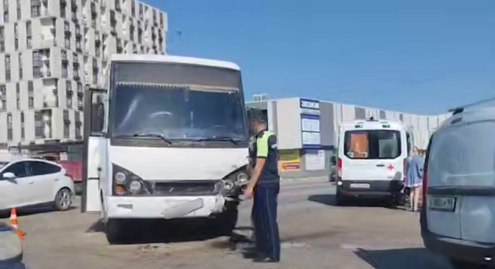 Автобус столкнулся с легковушкой в Симферополе Сегодня утром в районе Бородинского кольца водитель рейсового автобуса совершал поворот налево и не уступил дорогу автомобилю «Фольксваген пассат». В автобусе находились 10 пассажиров. В результате аварии пострадал водитель иномарки, его госпитализировали в больницу. По факту ДТП проводят проверку, обстоятельства происшествия устанавливаются, сообщили в прокуратуре Крыма. : Прокуратура РК ВЕСТИ КРЫМ