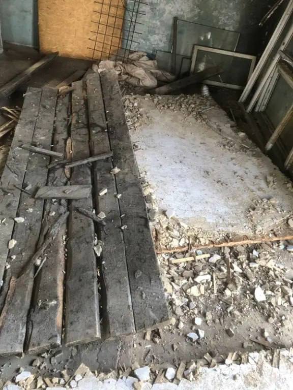 Упавшая стена придавила работника на складе в Корсакове Сотрудника компании ООО Новый город в Корсакове во время работ по демонтажу на складе придавила упавшая стена О несчастном случае с тяжелыми последствиями сообщили в Государственную инспекцию труда в Сахалинской области Пострадавшего доставили в Корсаковскую ЦРБ Представители Гострудинспекции уже выезжали на место происшествия Комиссия под председательством должностного лица инспекции проведет расследование и установит обстоятельства и причины произошедшего tochka 65 Подписывайся на ИНЦИДЕНТ САХАЛИН