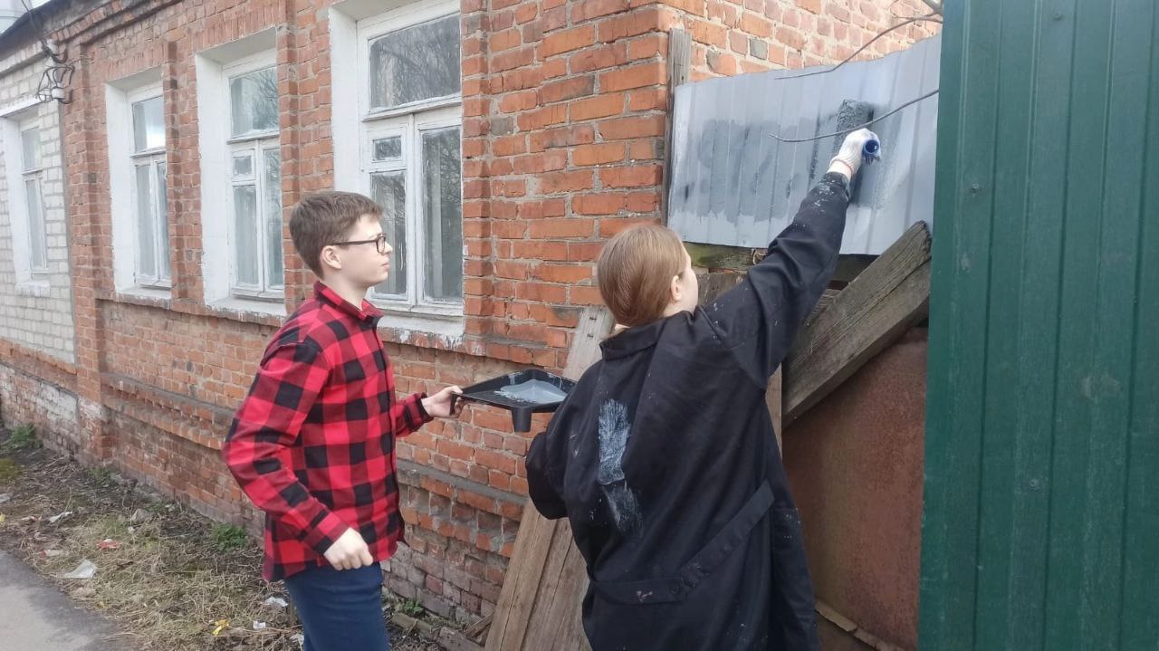 Куряне ликвидировали более 2,5 тысяч надписей с рекламой наркотиков В борьбе с незаконной рекламой на добровольной основе участвуют студенты и учащиеся колледжей, представители торговых и промышленных предприятий, активисты, волонтёры и управляющие компании. Всего состоялось 49 рейдов. Помочь противостоять распространению наркотических средств может любой желающий. В этом году был создан Telegram-бот «СтопНаркотики46», который принимает сообщения горожан с фото и видео рекламой наркотиков и их местоположением. Также рассказать о незаконной рекламе можно по телефону УМВД России по Курской области 36-82-65, по номеру 112 или оставить сообщение на официальном сайте 46.мвд.рф в разделе «Приём обращений». Фото: администрация города Курска.