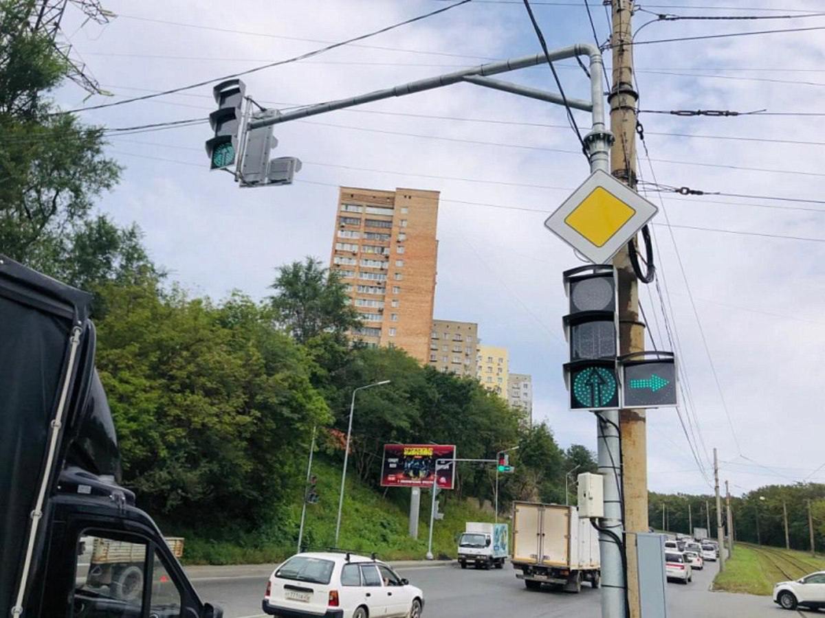 Во Владивостоке полноценно заработал светофор на перекрестке улиц Луговой и Карской. Движение на участке стало удобней и безопасней, пишет городская администрация.  Специалисты городского Центра организации дорожного движения завершили настройку контроллера и всех фаз светофора, а также подключили его к автоматизированной системе управления дорожным движением  АСУДД , в которую заведены все «умные» светофоры Владивостока.  Вместе с обычными светофорами для машин и пешеходов на перекрестке установили и первый во Владивостоке светофор для трамваев.