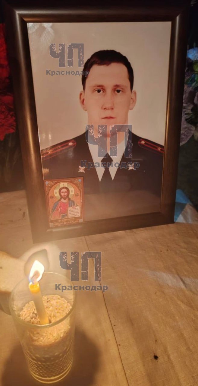 В Адыгее в личном кабинете застрелился полицейский! Со слов знакомых с ситуацией граждан, 6 июня мужчина, как обычно, приехал на рабочее место в селе Красногвардейское, сходил на развод, спустя некоторое время он в серьезно расстроенных чувствах поднялся на второй этаж, зашел в кабинет и спустил курок. 37-летнего мужчину похоронили, родные предполагают, что его могли довести до самоубийства, так как он всегда был весьма уравновешенным. Официальная позиция случившегося в настоящее время гласит, что всё случилось при невыясненных обстоятельствах. В общем, нужна огласка, чтобы дело не спустили на тормозах.