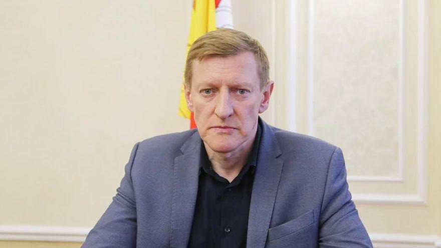 Силовики нагрянули с обысками к главе управления строительной политики Воронежа Евгению Шишкину  Также мероприятия проходят у директора МКУ «Дирекция единого заказчика капитального строительства» Александра Кима.   С чем связаны оперативные мероприятия – пока неизвестно. Уточняем.   Скрин: TV Губерния»    Подписаться    Прислать новость