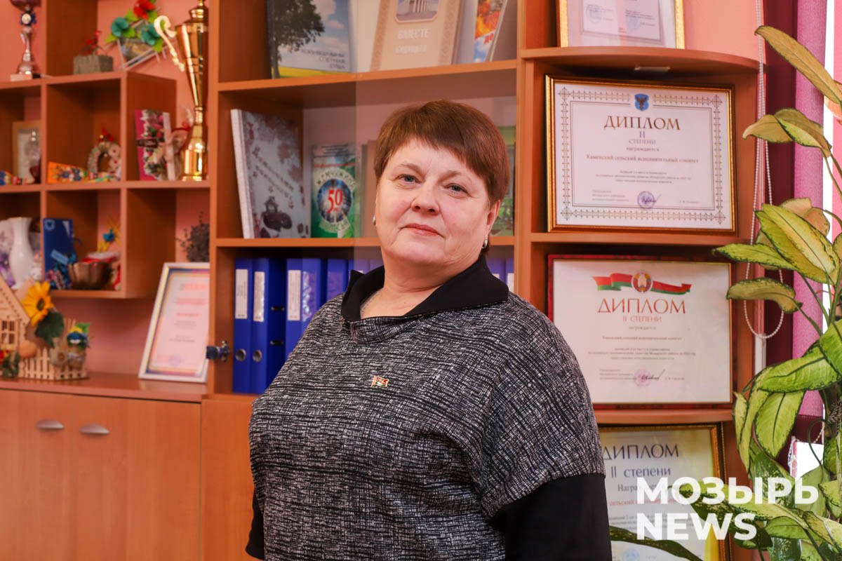 Депутат Каменского сельсовета Тамара Лис: «Решаем вопрос с подсыпкой дорог и вывозом крупногабаритного мусора»  «Решение вопросов жизнеобеспечения жителей – одно из приоритетных направлений нашей деятельности. Так, контейнерная площадка по улице Набережной в Каменке была завалена крупногабаритным мусором. Жильцы близлежащих домов обратились к депутату по Советскому избирательному округу № 2 Валентине Ткаченок с просьбой посодействовать в разрешении этой неприятной ситуации. В результате дело по наведению порядка на площадке сдвинулось с мертвой точки не без участия самих жильцов. Машина по вывозу крупногабаритного мусора уже увезла часть отходов, дальнейшее разрешение этой ситуации – на контроле.  Благодаря содействию депутата по Великобоковскому избирательному округу № 1 Александра Минича решился вопрос по подсыпке дороги на улице Тепличной. Остается на контроле подсыпка дороги в агрогородке Каменка, а также обрезка аварийных деревьев в лесном массиве за улицей Школьной»