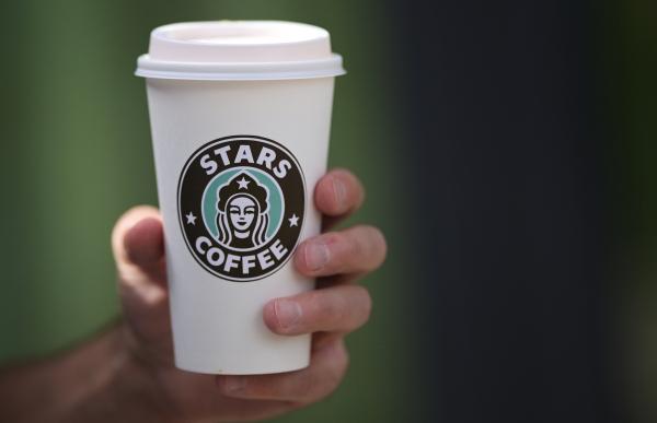 Роспатент зарегистрировал товарный знак Starbucks Заявка из США была направлена 29 мая прошлого года следует из данных службы Уточняется что американская компания получила право оказывать в России услуги в категории рестораны кафе и закусочные В марте 2022 года сеть кофеен Starbucks сообщила о приостановке деловой активности в нашей стране после чего объявила о решении уйти с российского рынка Активы приобрели в партнёрстве ресторатор Антон Пинский бизнесмен и музыкант Тимати а также компания Синдика Они запустили сеть кафе Stars Coffee Подпишись на Говорит Москва