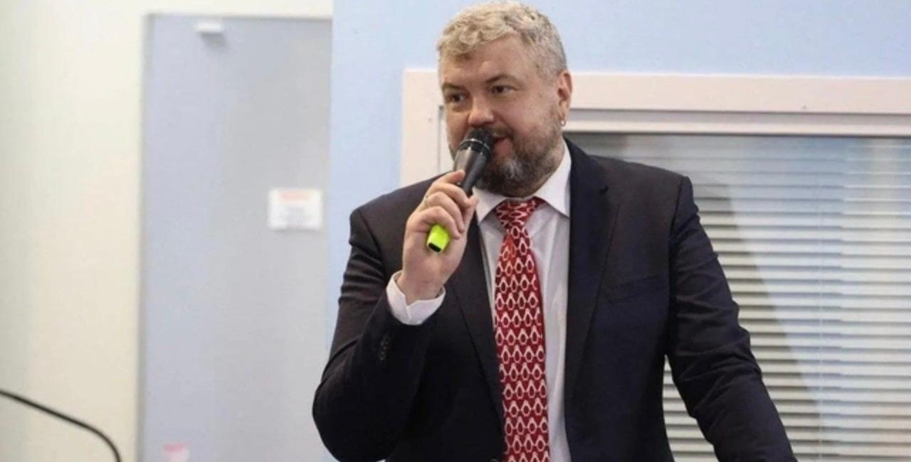 В Новосибирске закрыли уголовное дело о нападении на спортивного комментатора Романа Скворцова в связи с примирением сторон. Об этом сообщили в пресс-службе прокуратуры Новосибирской области. Инцидент произошел 9 февраля 2025 года возле одного из баров на Красном проспекте. Неизвестный напал на комментатора сзади, после чего второй попал в больницу. Подозреваемый был задержан 14 февраля. Он тогда признал свою вину и был отправлен под домашний арест. Комментатора выписали из больницы 21 февраля. #новосибирск