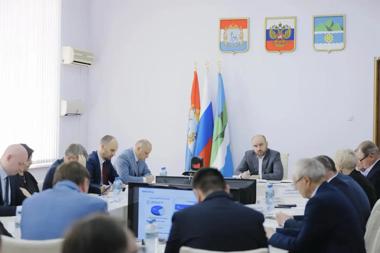 Губернатор Вячеслав Федорищев поставил задачи по подготовке к новому отопительному сезону В понедельник 18 мая на оперативном совещании в областном правительстве которое провел губернатор Вячеслав Федорищев подвели итоги отопительного сезона 2025 2026 гг и обсудили подготовительные мероприятия на будущее В целом отопительный сезон в Самарской области прошел удовлетворительно единственное массовые замечания от жителей были связаны с завершением сезона с точки зрения погодных условий на которые мы повлиять не можем но вот нашу реакцию можем сделать более слаженной и четкой отметил глава региона Министр энергетики и ЖКХ Самарской области Виталий Брижань сообщил что отопительный сезон пройден без чрезвычайных ситуаций на объектах ЖКХ К отопительному периоду было подготовлено более 2100 котельных более 20 тысяч объектов жилищного фонда свыше 5 тысяч объектов социальной сферы В этом году количество объектов сохраняется На нашем сайте уже находятся подробности пресс служба правительства Самарской области Иван Макеев ГТРК Самара MAX lВК lОК lСАЙТ