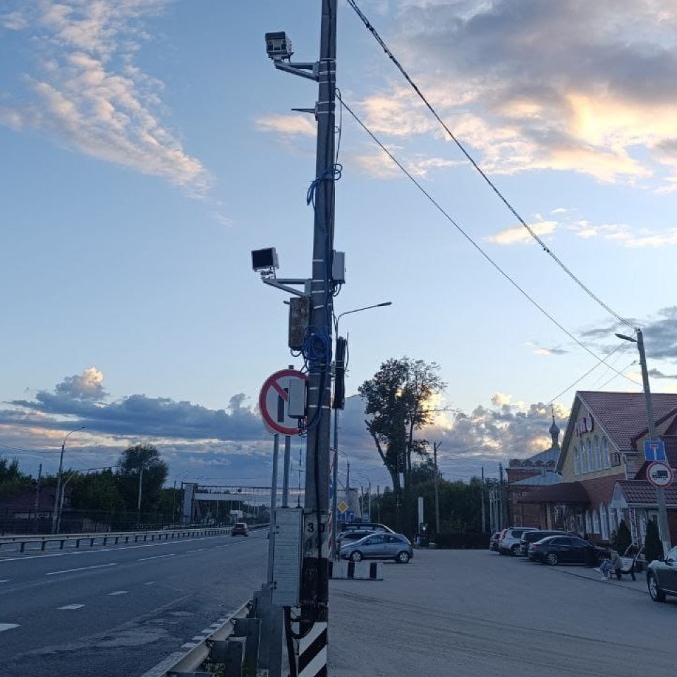 В Володарском районе в Мячково на трассаМ7 заработала новая камера способная определять водителя с телефоном в руках При этом не имеет значения где находится смартфон у уха или просто в руке перед глазами Штраф за использование телефона во время движения 1500 рублей Кроме того данная камера фиксирует непристёгнутый ремень безопасности   превышение скорости takazhizn