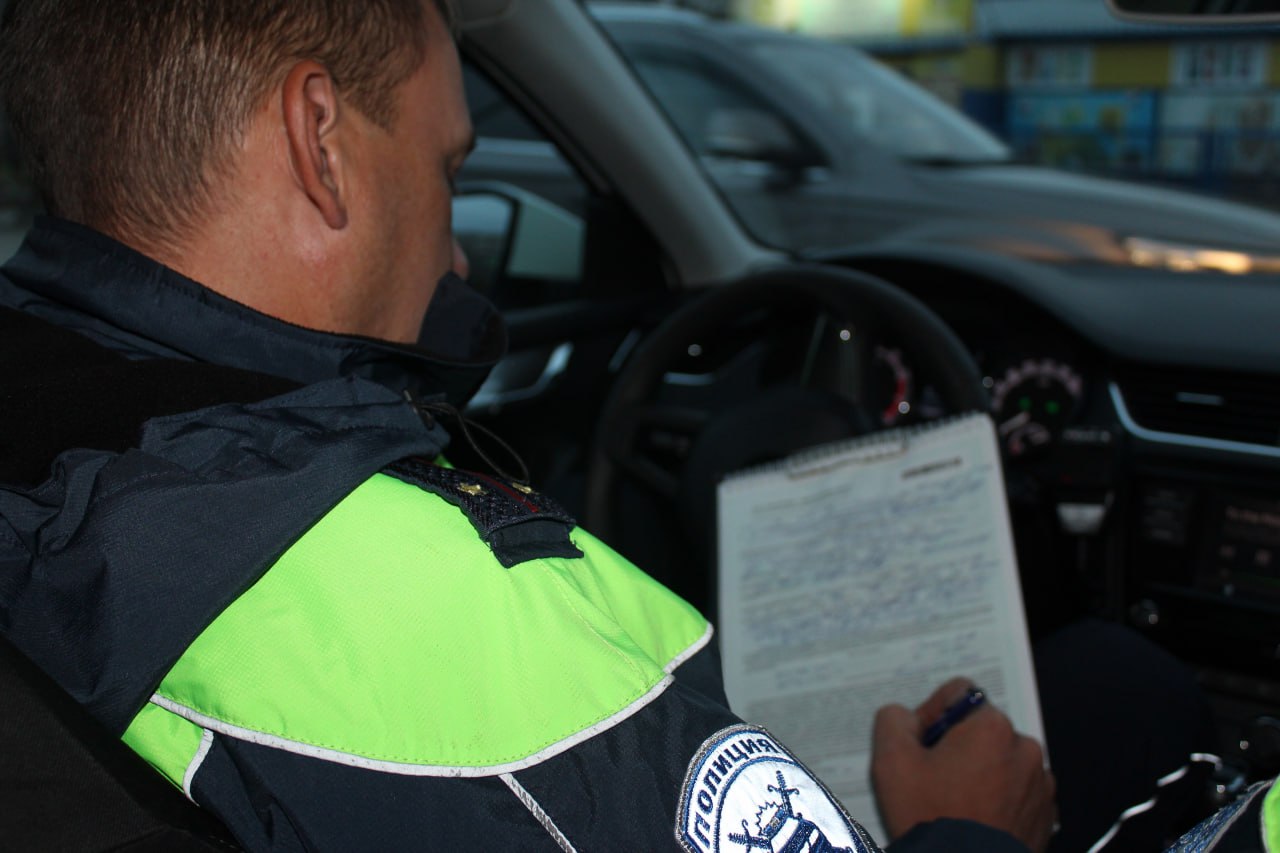 В Саяногорске отстранены от управления три бесправника Сотрудники отдела Госавтоинспекции Саяногорска менее чем за сутки отстранили от управления три водителя не имеющих прав на управление транспортными средствами Вождение без соответствующих документов является серьезным нарушением законодательства и влечет за собой административную ответственность Напоминаем что водителям у которых отсутствуют права или они лишены их строго запрещено управлять автомобилями мотоциклами и другими транспортными средствами За такое нарушение предусмотрен штраф в размере от пяти тысяч до пятнадцати тысяч рублей Также за управление транспортным средством водителем лишенным прав штраф составляет тридцать тысяч рублей или административный арест на срок до 15 суток Госавтоинспекция призывает всех участников дорожного движения соблюдать законы и безопасно вести себя на дорогах