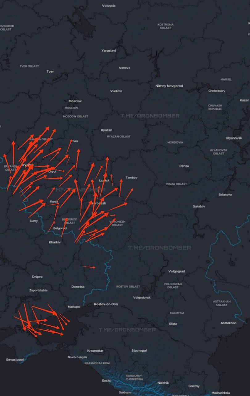 Новая масштабная волна украинских БПЛА движется на Московскую, Белгородскую области, Крым и Краснодарский край Во всех этих регионах активно работают ПВО.