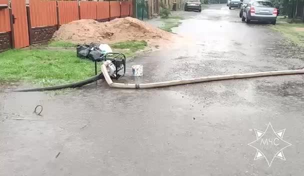 МЧС проводит работы по откачке воды в затопленном Солигорске