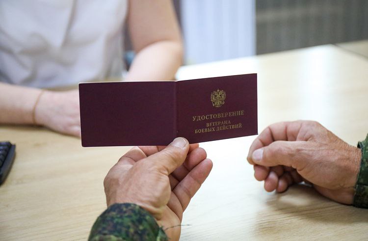 ⏺Квоты на рабочие места для ветеранов боевых действий введут в Приморье Депутаты Законодательного Собрания Приморского края разработали законопроект, согласно которому работодатели с численностью сотрудников свыше 35 человек должны будут выделять рабочие места для граждан из числа ветеранов боевых действий. Проект закона проходит процедуру оценки регулирующего воздействия, благодаря которой бизнес региона может высказать мнение и оставить свои комментарии до 29 мая. Законопроектом предлагается установить размеры квот для рабочих мест. Так, для организаций с численностью сотрудников от 35 до 100 человек – 3% рабочих мест должны быть отведены для ветеранов, а для организаций с численностью более 100 человек – 5% рабочих мест. По информации парламента, принятие законопроекта поможет социальной реабилитации и адаптации граждан, принимавших участие в боевых действиях и внёсших вклад в защиту национальных интересов государства.